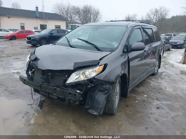 5TDKZ3DC6KS974070 2019 TOYOTA SIENNA - Image 2