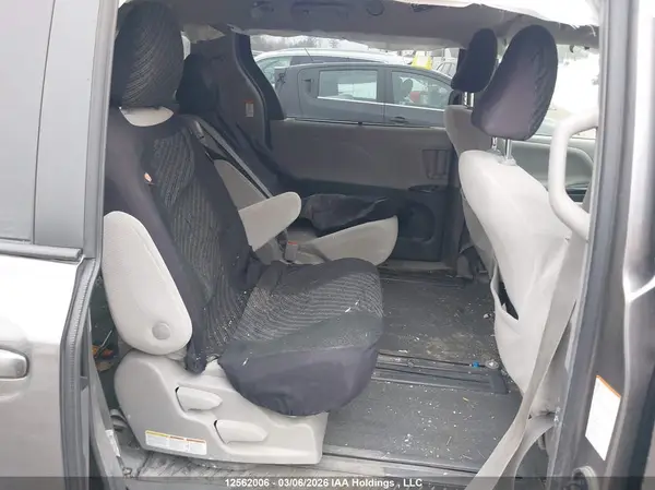 5TDKZ3DC6KS974070 2019 TOYOTA SIENNA - Image 8