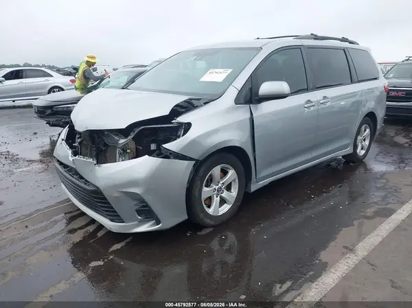 5TDKZ3DC6KS978846 2019 TOYOTA SIENNA - Image 2