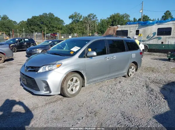 5TDKZ3DC6KS979141 2019 TOYOTA SIENNA - Image 2