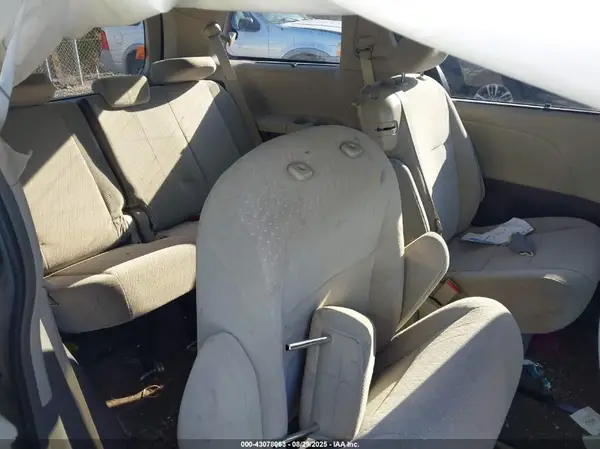 5TDKZ3DC6KS979141 2019 TOYOTA SIENNA - Image 8