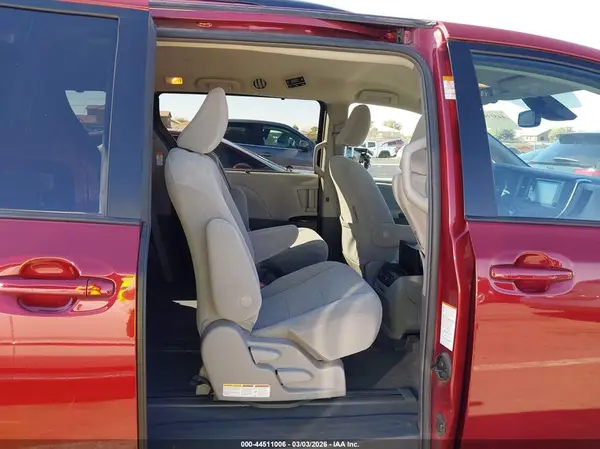 5TDKZ3DC6KS982234 2019 TOYOTA SIENNA - Image 8