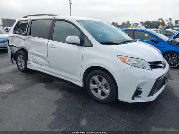 5TDKZ3DC6KS983108 2019 TOYOTA SIENNA - Image 1