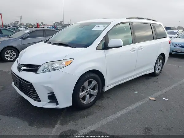 5TDKZ3DC6KS983108 2019 TOYOTA SIENNA - Image 2