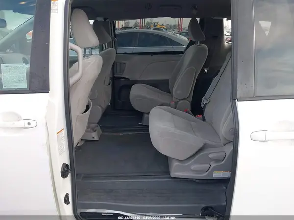 5TDKZ3DC6KS983108 2019 TOYOTA SIENNA - Image 8