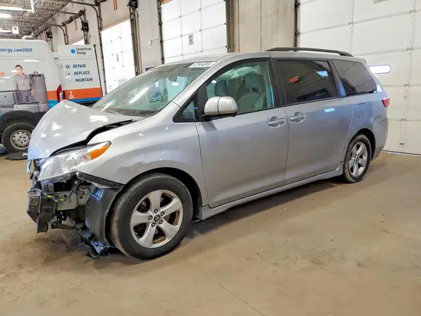 5TDKZ3DC6KS983898 2019 TOYOTA SIENNA - Image 1