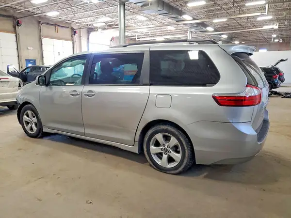 5TDKZ3DC6KS983898 2019 TOYOTA SIENNA - Image 2