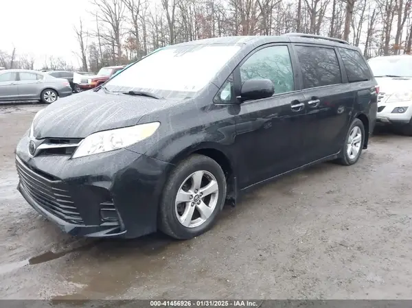 5TDKZ3DC6KS988342 2019 TOYOTA SIENNA - Image 2