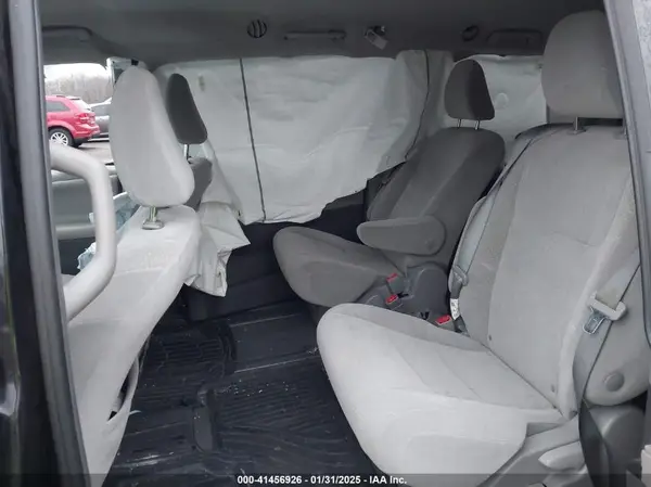 5TDKZ3DC6KS988342 2019 TOYOTA SIENNA - Image 8