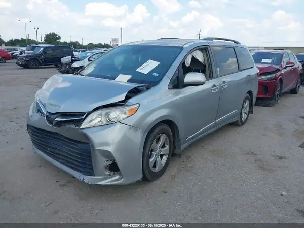 5TDKZ3DC6KS995694 2019 TOYOTA SIENNA - Image 2