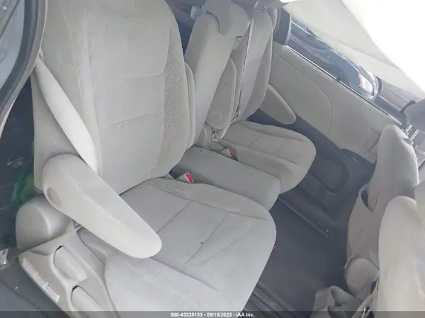 5TDKZ3DC6KS995694 2019 TOYOTA SIENNA - Image 8