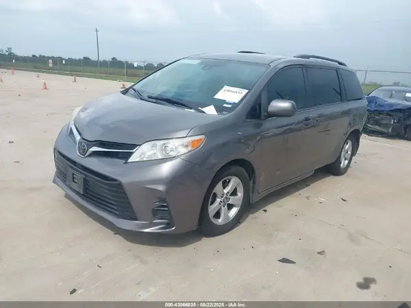 5TDKZ3DC6LS030934 2020 TOYOTA SIENNA - Image 2