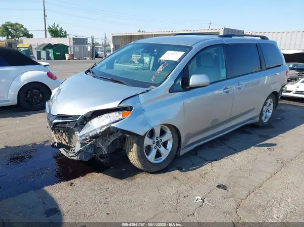 5TDKZ3DC6LS032635 2020 TOYOTA SIENNA - Image 2