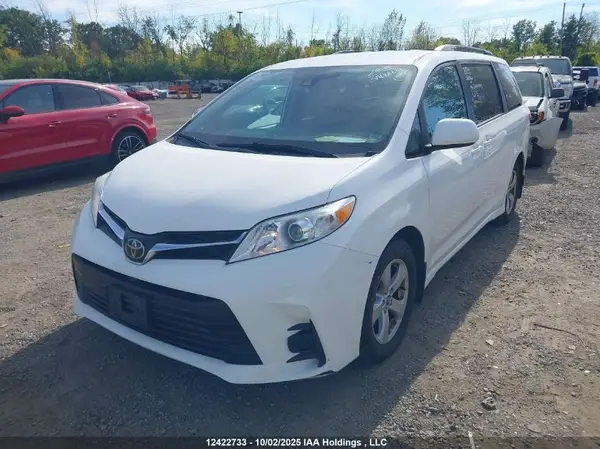 5TDKZ3DC6LS034482 2020 TOYOTA SIENNA - Image 2