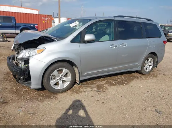 5TDKZ3DC6LS038953 2020 TOYOTA SIENNA - Image 2