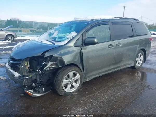 5TDKZ3DC6LS060340 2020 TOYOTA SIENNA - Image 2