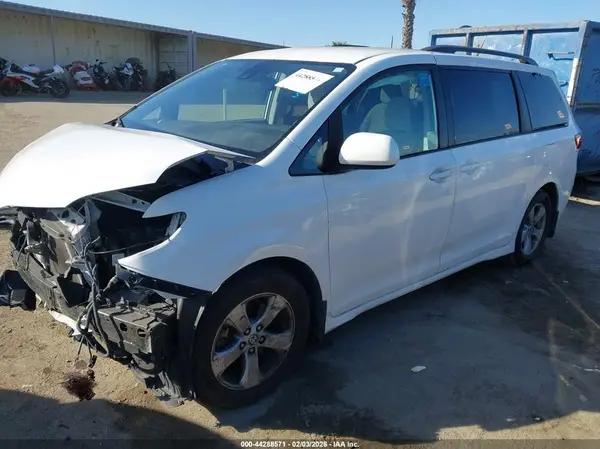 5TDKZ3DC6LS076831 2020 TOYOTA SIENNA - Image 2