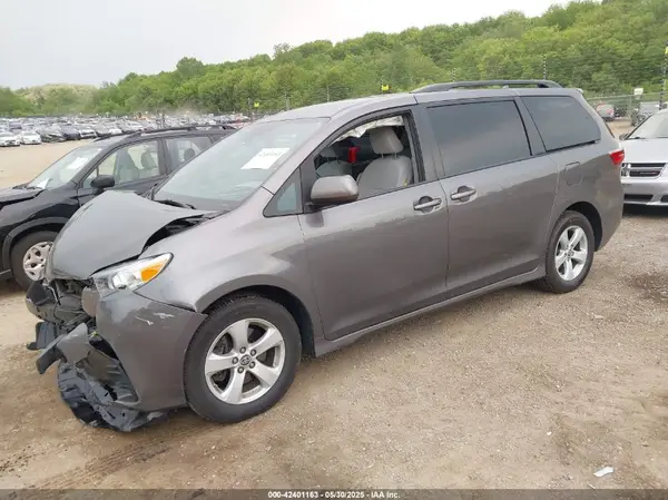 5TDKZ3DC6LS083567 2020 TOYOTA SIENNA - Image 2