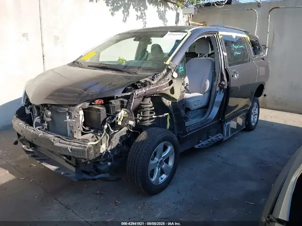 5TDKZ3DC6LS087800 2020 TOYOTA SIENNA - Image 2