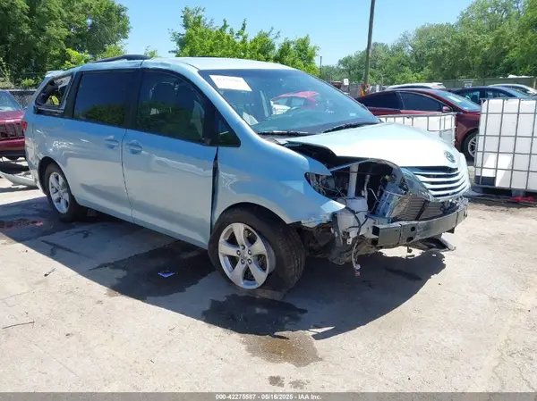 5TDKZ3DC7HS766854 2017 TOYOTA SIENNA - Image 1
