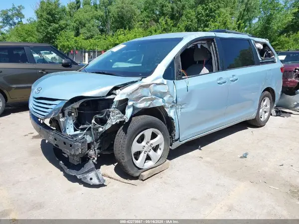 5TDKZ3DC7HS766854 2017 TOYOTA SIENNA - Image 2