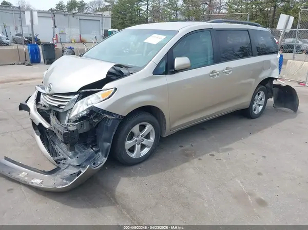 5TDKZ3DC7HS766949 2017 TOYOTA SIENNA - Image 2