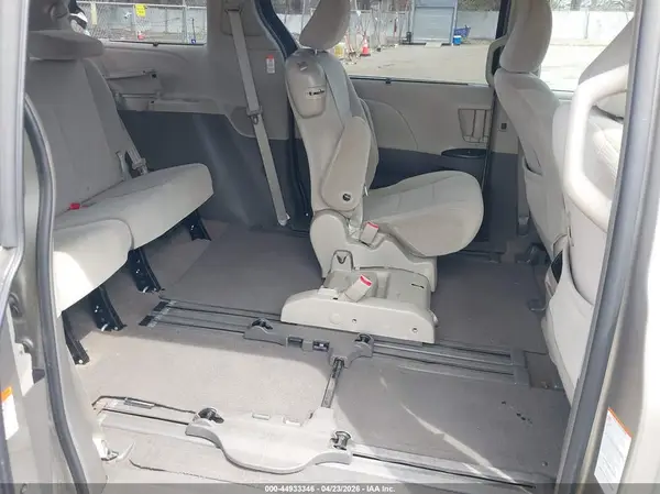 5TDKZ3DC7HS766949 2017 TOYOTA SIENNA - Image 8