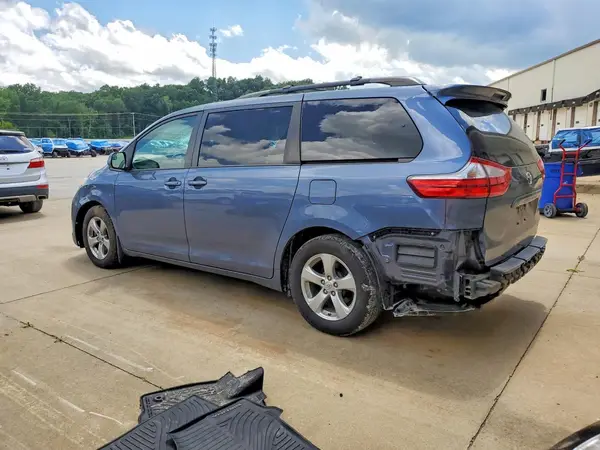 5TDKZ3DC7HS767356 2017 TOYOTA SIENNA - Image 2