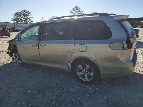 5TDKZ3DC7HS767972 2017 TOYOTA SIENNA - Image 2