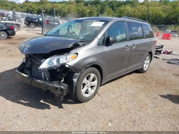 5TDKZ3DC7HS768135 2017 TOYOTA SIENNA - Image 2