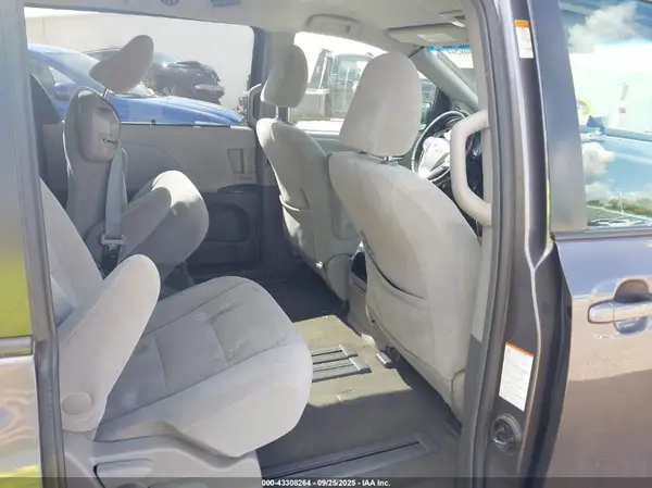 5TDKZ3DC7HS768135 2017 TOYOTA SIENNA - Image 8
