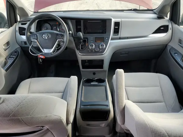 5TDKZ3DC7HS768670 2017 TOYOTA SIENNA - Image 8