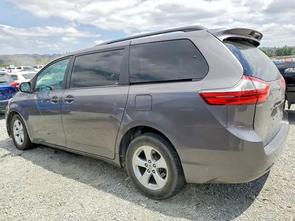 5TDKZ3DC7HS774386 2017 TOYOTA SIENNA - Image 2