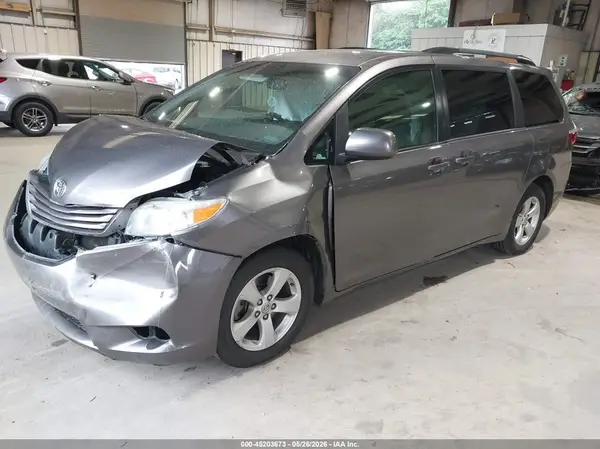 5TDKZ3DC7HS775005 2017 TOYOTA SIENNA - Image 2