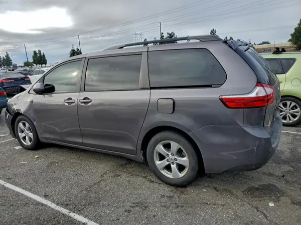 5TDKZ3DC7HS776073 2017 TOYOTA SIENNA - Image 2