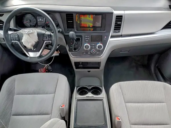 5TDKZ3DC7HS776073 2017 TOYOTA SIENNA - Image 8