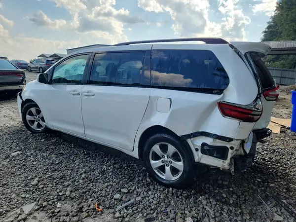 5TDKZ3DC7HS781600 2017 TOYOTA SIENNA - Image 2