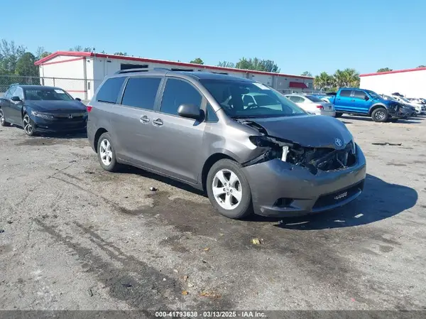 5TDKZ3DC7HS781788 2017 TOYOTA SIENNA - Image 1
