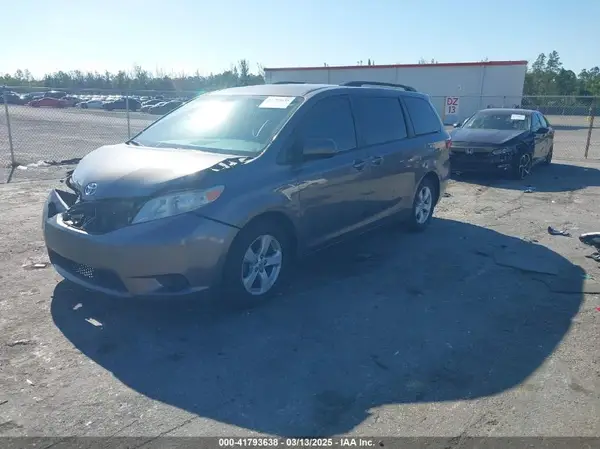 5TDKZ3DC7HS781788 2017 TOYOTA SIENNA - Image 2