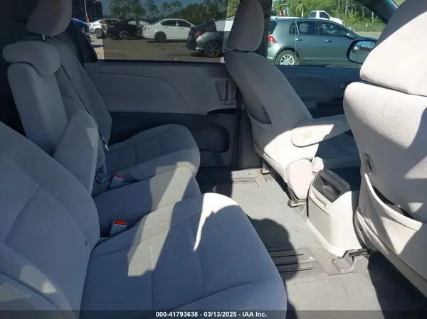 5TDKZ3DC7HS781788 2017 TOYOTA SIENNA - Image 8