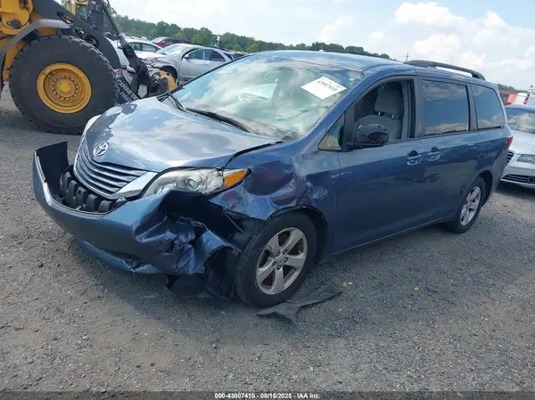 5TDKZ3DC7HS783184 2017 TOYOTA SIENNA - Image 2