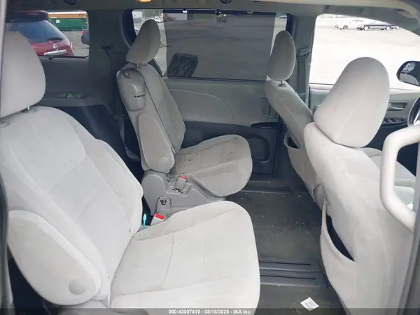 5TDKZ3DC7HS783184 2017 TOYOTA SIENNA - Image 8