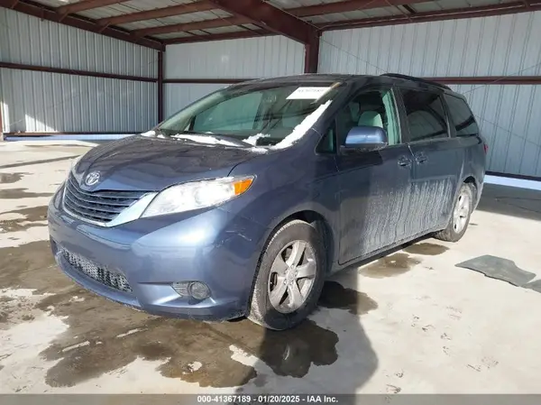 5TDKZ3DC7HS785727 2017 TOYOTA SIENNA - Image 2