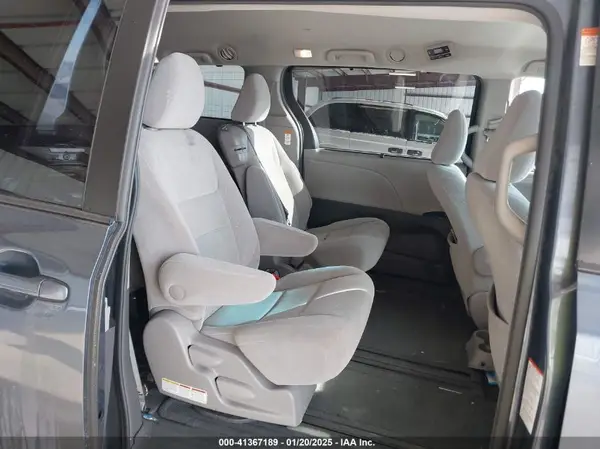 5TDKZ3DC7HS785727 2017 TOYOTA SIENNA - Image 8