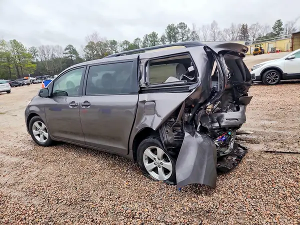 5TDKZ3DC7HS788756 2017 TOYOTA SIENNA - Image 2