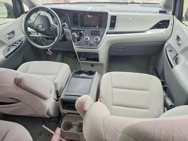 5TDKZ3DC7HS788756 2017 TOYOTA SIENNA - Image 8