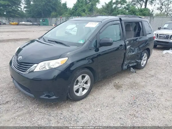 5TDKZ3DC7HS789504 2017 TOYOTA SIENNA - Image 2