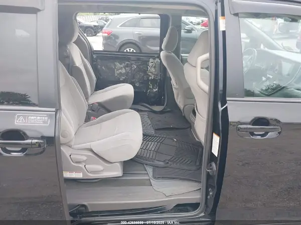 5TDKZ3DC7HS789504 2017 TOYOTA SIENNA - Image 8