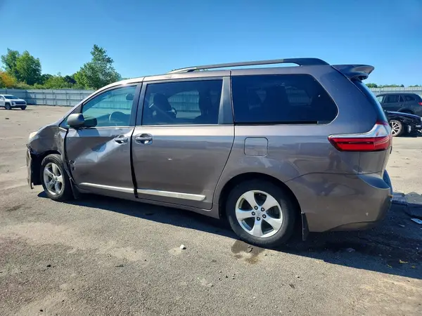 5TDKZ3DC7HS793939 2017 TOYOTA SIENNA - Image 2