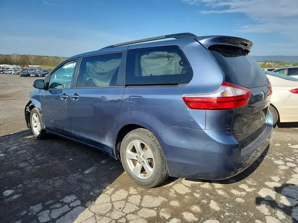 5TDKZ3DC7HS797943 2017 TOYOTA SIENNA - Image 2